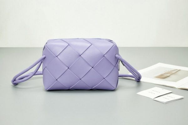 Contrefaçon petit sac Bottega Veneta Cassette Camera en Wisteria – Image 7