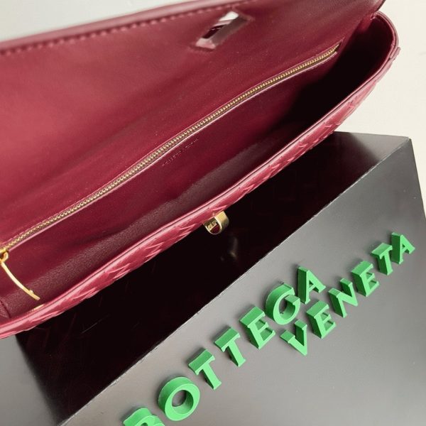 Fausse Bottega Veneta Andiamo Clutch avec Poignée en Cuir d'Agneau Intrecciato Barolo – Image 4