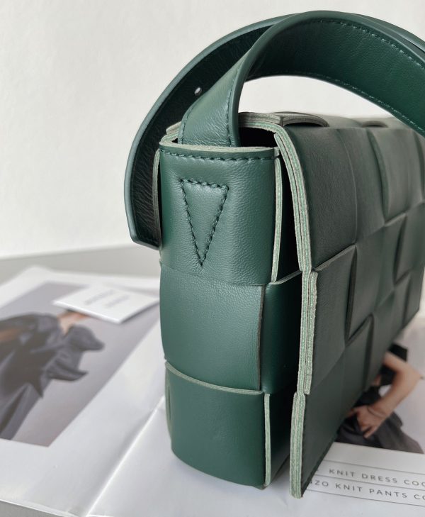 Contrefaçon du sac Bottega Veneta Cassette en Raintree – Image 4