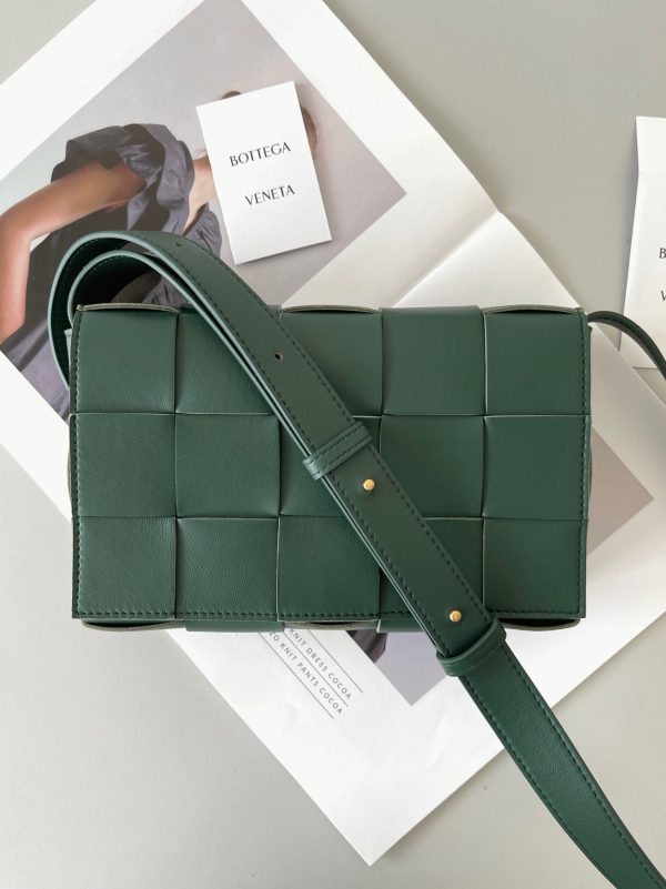 Contrefaçon du sac Bottega Veneta Cassette en Raintree – Image 3