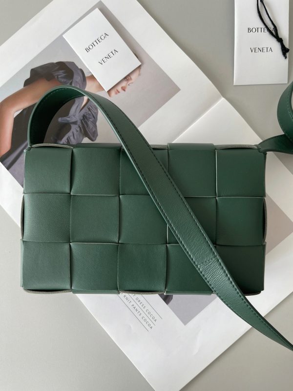 Contrefaçon du sac Bottega Veneta Cassette en Raintree – Image 2