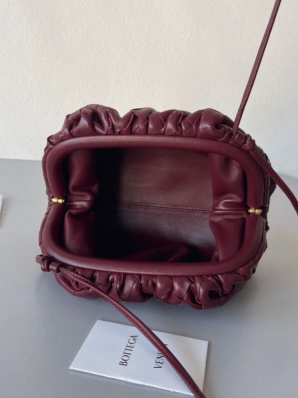 Réplique sac Bottega Veneta Mini Pouch avec bandoulière en Bordeaux – Image 9