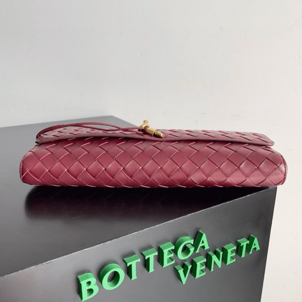 Contrefaçon sac Bottega Veneta Andiamo Clutch avec poignée en Barolo – Image 10