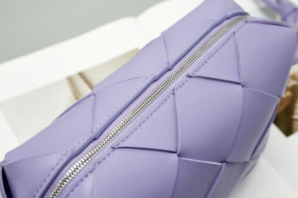 Contrefaçon petit sac Bottega Veneta Cassette Camera en Wisteria – Image 6