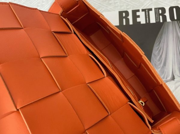 Contrefaçon du sac Bottega Veneta Cassette en orange – Image 9