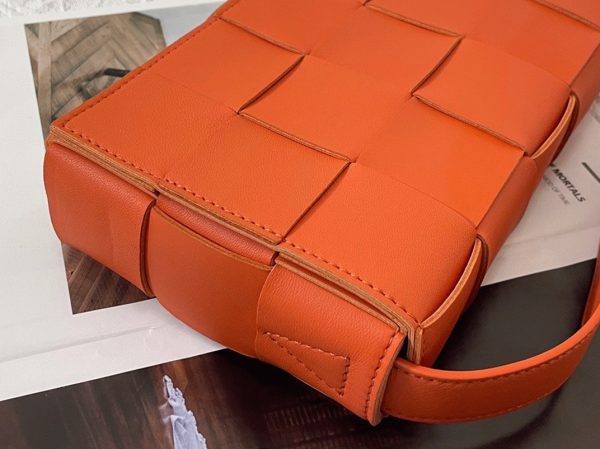 Contrefaçon du sac Bottega Veneta Cassette en orange – Image 8