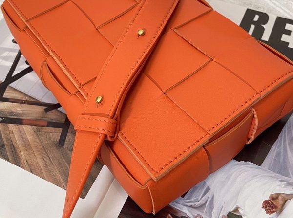 Contrefaçon du sac Bottega Veneta Cassette en orange – Image 7