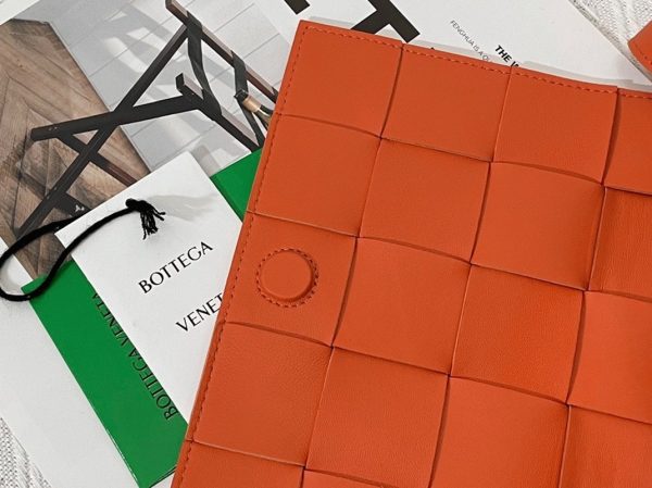 Contrefaçon du sac Bottega Veneta Cassette en orange – Image 6