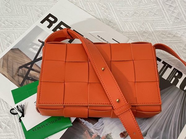 Contrefaçon du sac Bottega Veneta Cassette en orange – Image 4