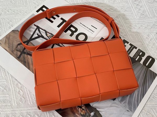 Contrefaçon du sac Bottega Veneta Cassette en orange – Image 3