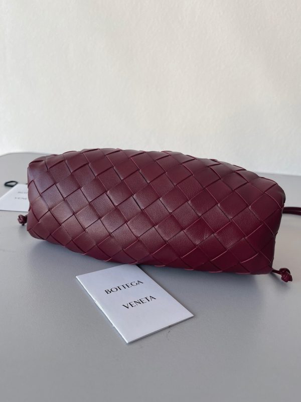 Réplique sac Bottega Veneta Mini Pouch avec bandoulière en Bordeaux – Image 8