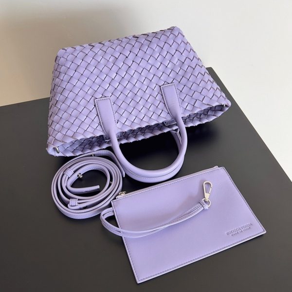 Contrefaçon du sac Bottega Veneta Cabat Mini en cuir d’agneau intrecciato Wisteria – Image 5