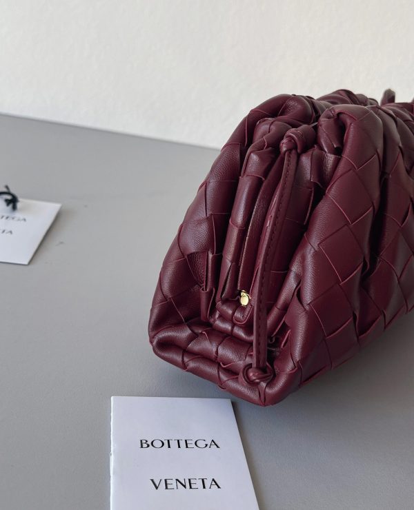 Réplique sac Bottega Veneta Mini Pouch avec bandoulière en Bordeaux – Image 7