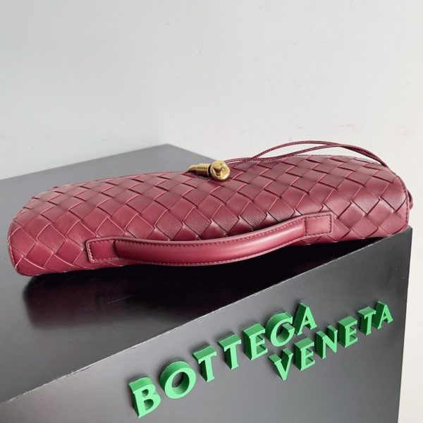 Contrefaçon sac Bottega Veneta Andiamo Clutch avec poignée en Barolo – Image 8