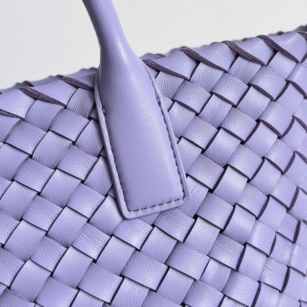 Contrefaçon du sac Bottega Veneta Cabat Mini en cuir d’agneau intrecciato Wisteria – Image 4