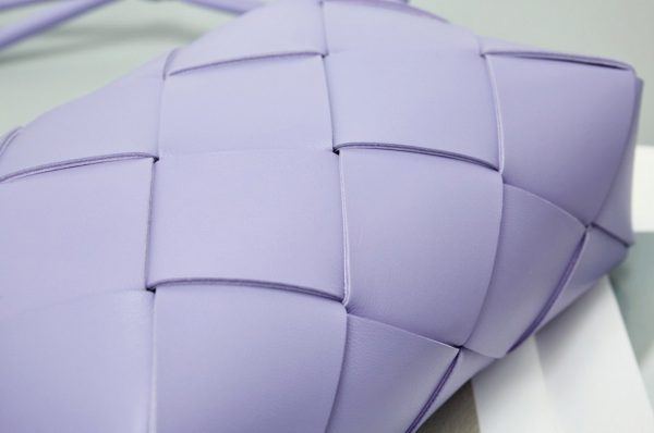 Contrefaçon petit sac Bottega Veneta Cassette Camera en Wisteria – Image 4