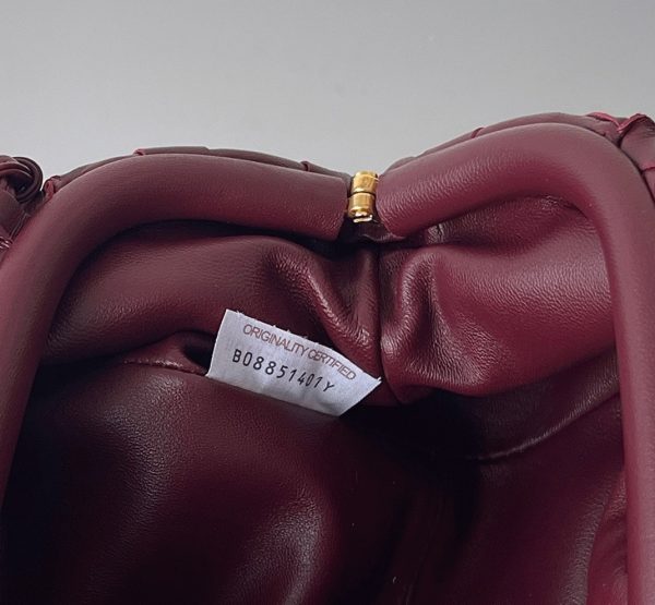 Réplique sac Bottega Veneta Mini Pouch avec bandoulière en Bordeaux – Image 6