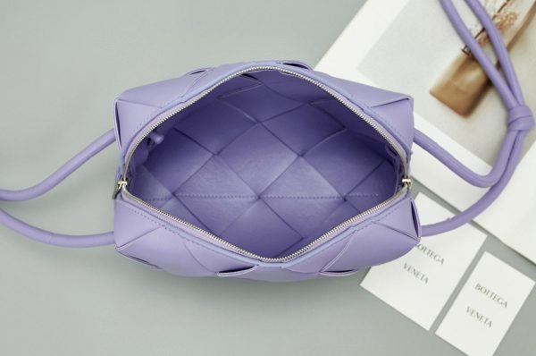 Contrefaçon petit sac Bottega Veneta Cassette Camera en Wisteria – Image 3