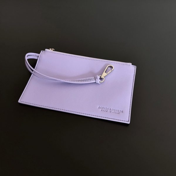 Contrefaçon du sac Bottega Veneta Cabat Mini en cuir d’agneau intrecciato Wisteria – Image 3