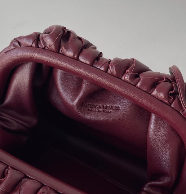 Réplique sac Bottega Veneta Mini Pouch avec bandoulière en Bordeaux – Image 5
