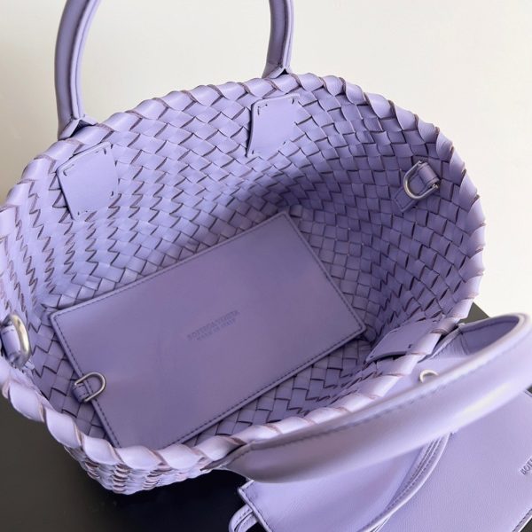 Contrefaçon du sac Bottega Veneta Cabat Mini en cuir d’agneau intrecciato Wisteria – Image 2