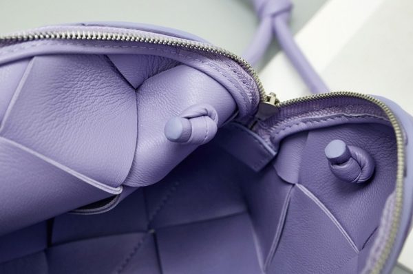 Contrefaçon petit sac Bottega Veneta Cassette Camera en Wisteria – Image 2