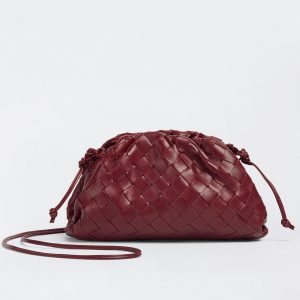 Réplique sac Bottega Veneta Mini Pouch avec bandoulière en Bordeaux