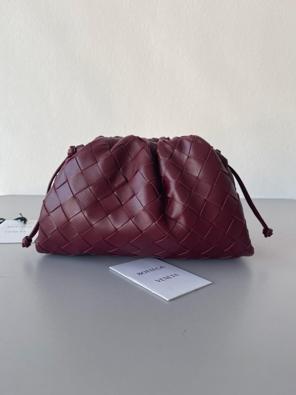 Réplique sac Bottega Veneta Mini Pouch avec bandoulière en Bordeaux – Image 4