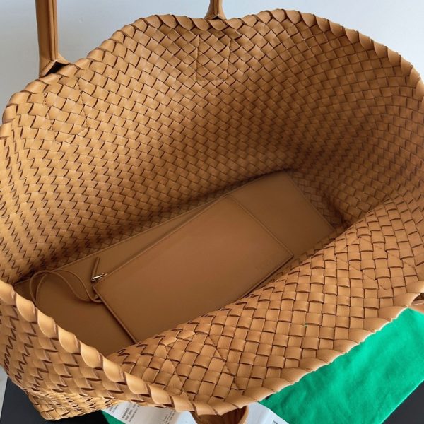 Réplique du sac Bottega Veneta Cabat Medium en cuir d’agneau intrecciato caramel – Image 8