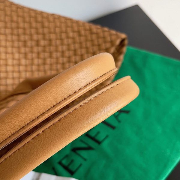 Réplique du sac Bottega Veneta Cabat Medium en cuir d’agneau intrecciato caramel – Image 7