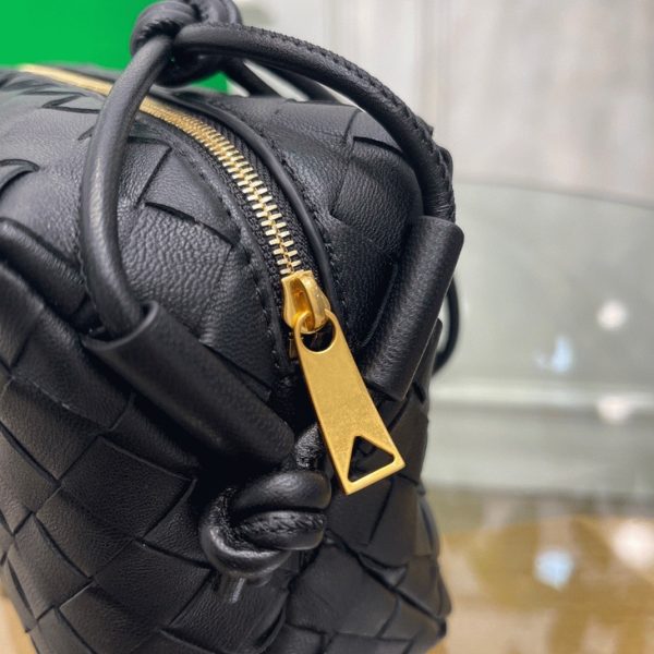 Faux Petit Sac Bottega Veneta Loop en Noir – Image 4
