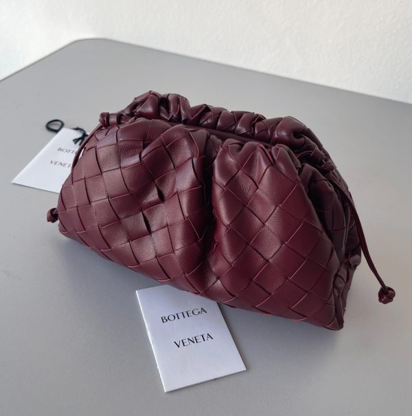 Réplique sac Bottega Veneta Mini Pouch avec bandoulière en Bordeaux – Image 2