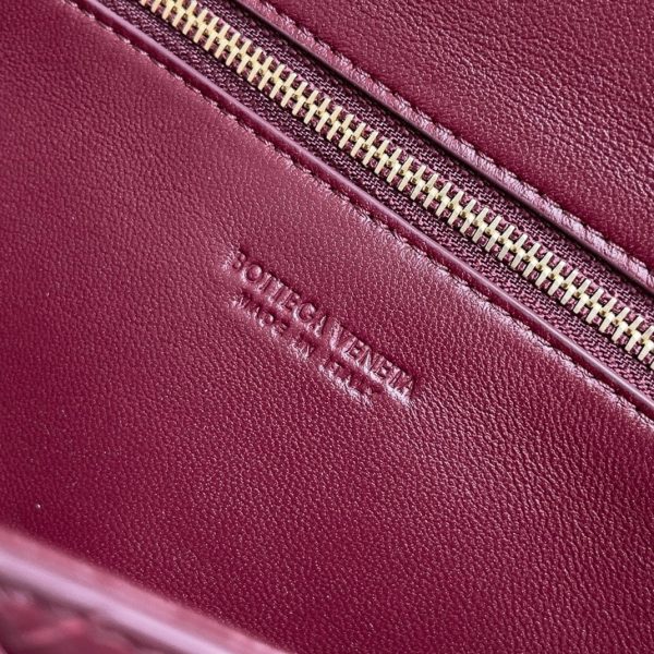 Contrefaçon sac Bottega Veneta Andiamo Clutch avec poignée en Barolo – Image 2