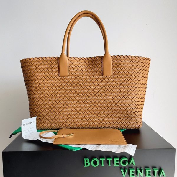 Réplique du sac Bottega Veneta Cabat Medium en cuir d’agneau intrecciato caramel – Image 6