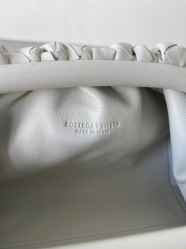 Faux sac Bottega Veneta Mini Pouch avec bandoulière en Blanc – Image 8