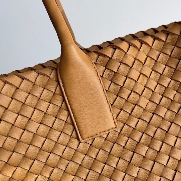 Réplique du sac Bottega Veneta Cabat Medium en cuir d’agneau intrecciato caramel – Image 5