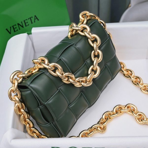 Contrefaçon du sac Bottega Veneta Chain Cassette en Raintree – Image 9