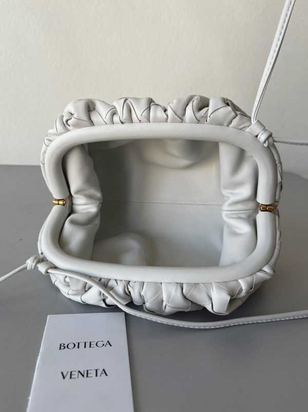 Faux sac Bottega Veneta Mini Pouch avec bandoulière en Blanc – Image 7