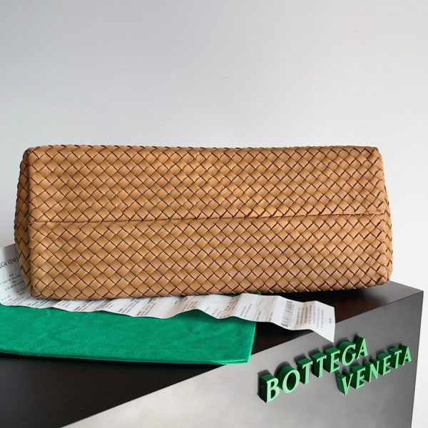 Réplique du sac Bottega Veneta Cabat Medium en cuir d’agneau intrecciato caramel – Image 4