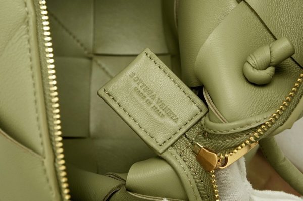 Faux petit sac Bottega Veneta Cassette Camera en Travertine – Image 4