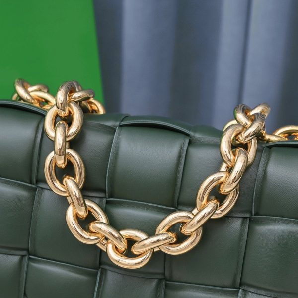 Contrefaçon du sac Bottega Veneta Chain Cassette en Raintree – Image 8
