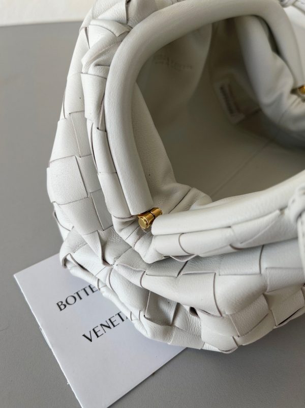 Faux sac Bottega Veneta Mini Pouch avec bandoulière en Blanc – Image 6