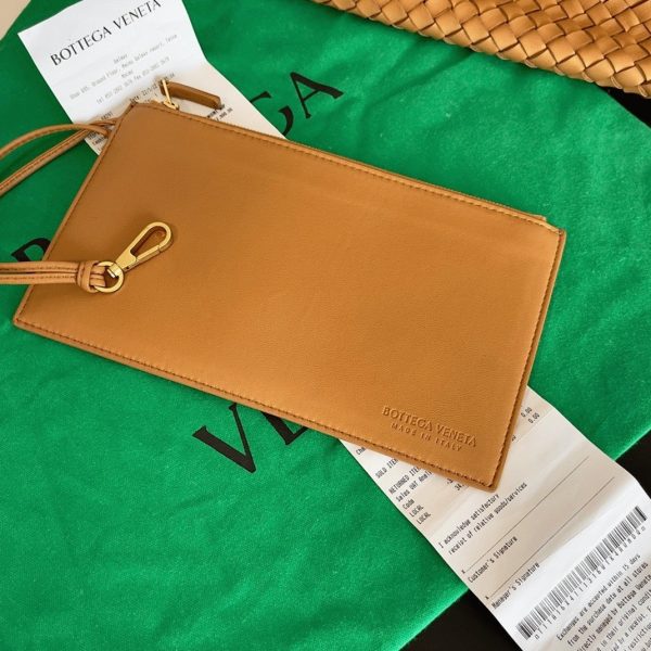 Réplique du sac Bottega Veneta Cabat Medium en cuir d’agneau intrecciato caramel – Image 3