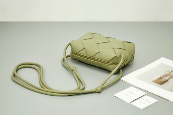 Faux petit sac Bottega Veneta Cassette Camera en Travertine – Image 3