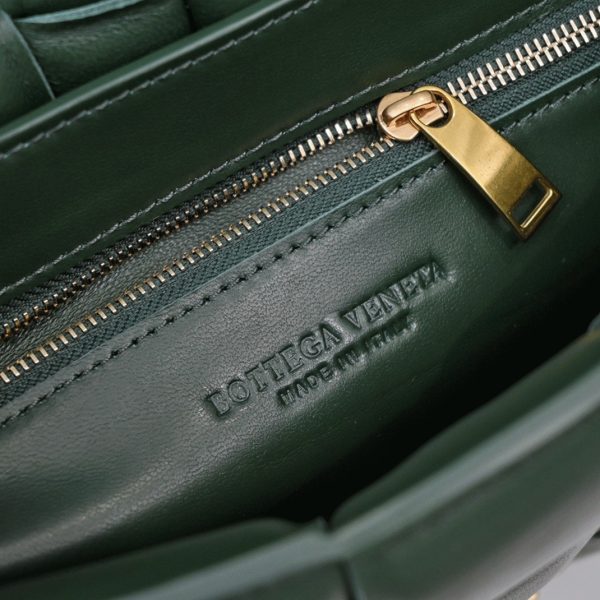 Contrefaçon du sac Bottega Veneta Chain Cassette en Raintree – Image 7
