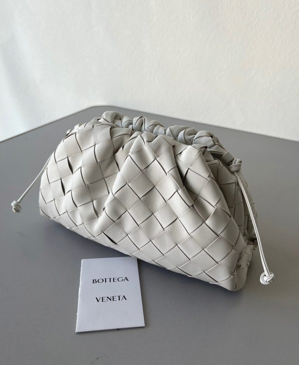 Faux sac Bottega Veneta Mini Pouch avec bandoulière en Blanc – Image 5