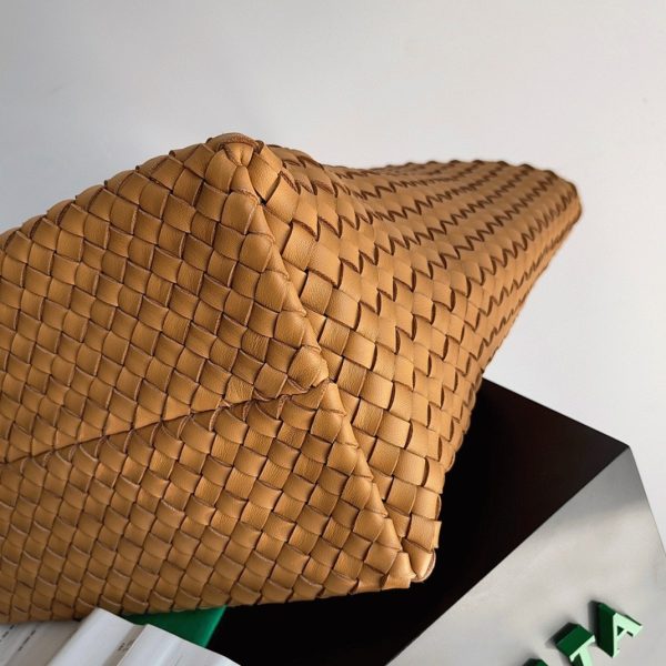 Réplique du sac Bottega Veneta Cabat Medium en cuir d’agneau intrecciato caramel – Image 2