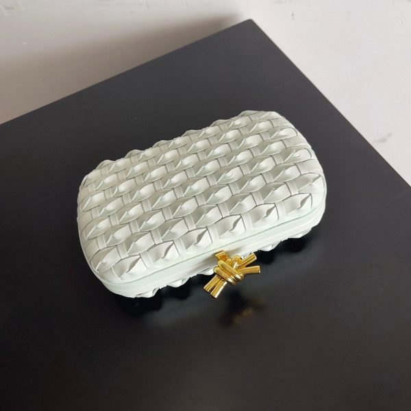 Fausse Bottega Veneta Knot Minaudiere Clutch en Glacier – Image 9