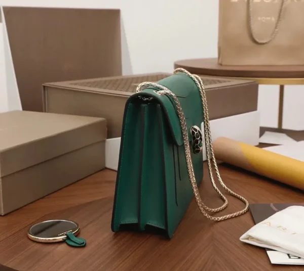 Grand sac à bandoulière Bvlgari Serpenti Forever en cuir de veau vert – Image 2