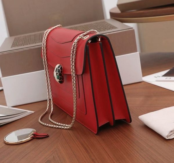 Grand sac à bandoulière Bvlgari Serpenti Forever en cuir de veau rouge – Image 8